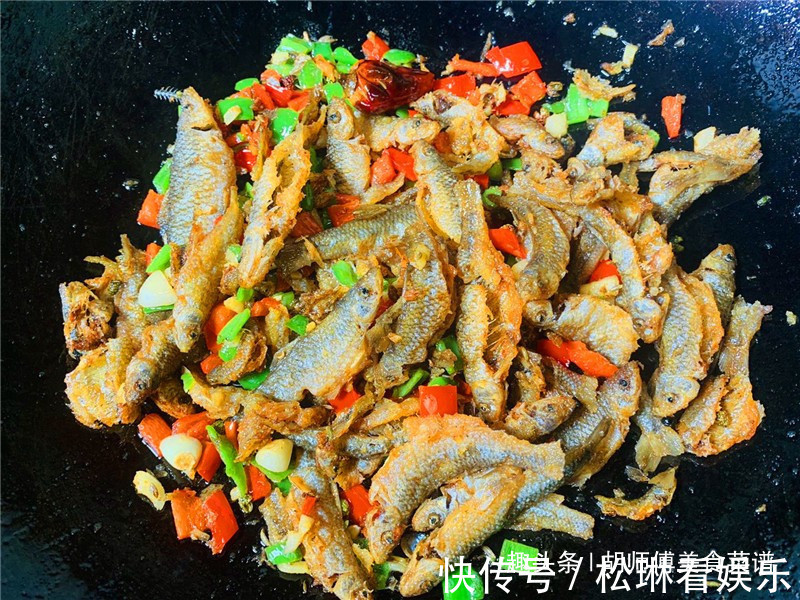 吃肉|小河鱼最好吃的做法，简单美味，下酒又补钙，比吃肉还过瘾！