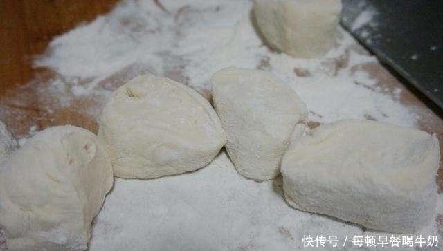 锅中|酱肉包子,整粒的肉丁,嚼起来真带劲