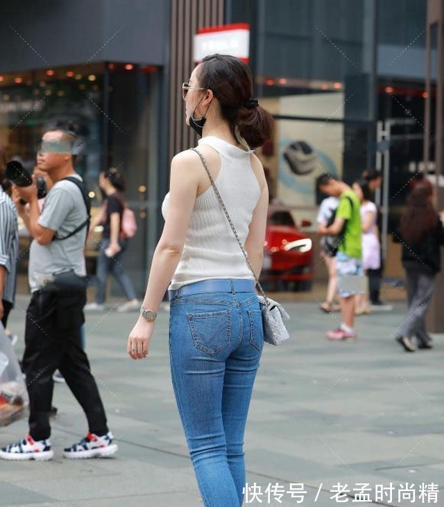 街拍|街拍: 白色无袖针织衫配蓝色牛仔裤,休闲清爽又好看,轻松美出新高度