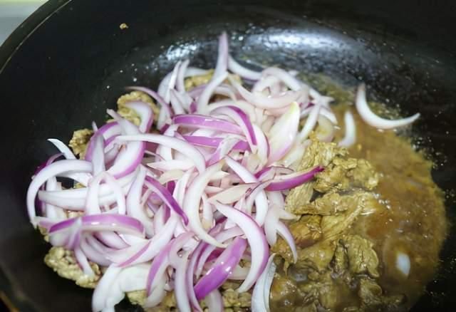 炒牛肉时,最忌放料酒和盐,大厨教我1招,牛肉软嫩多汁不柴