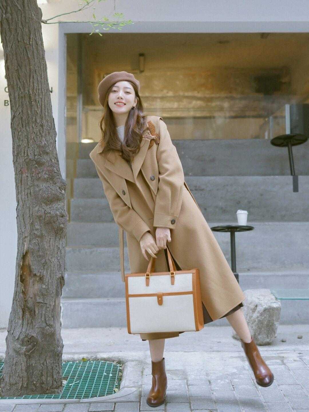 格子 秋冬季节“大衣”怎么穿?搭配针织衫和半身裙优雅大气,高级时髦