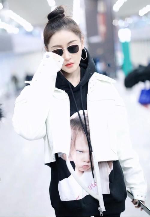 五官|被小姐姐的气质给征服了，短款外套搭配紧身裤，五官也很精致