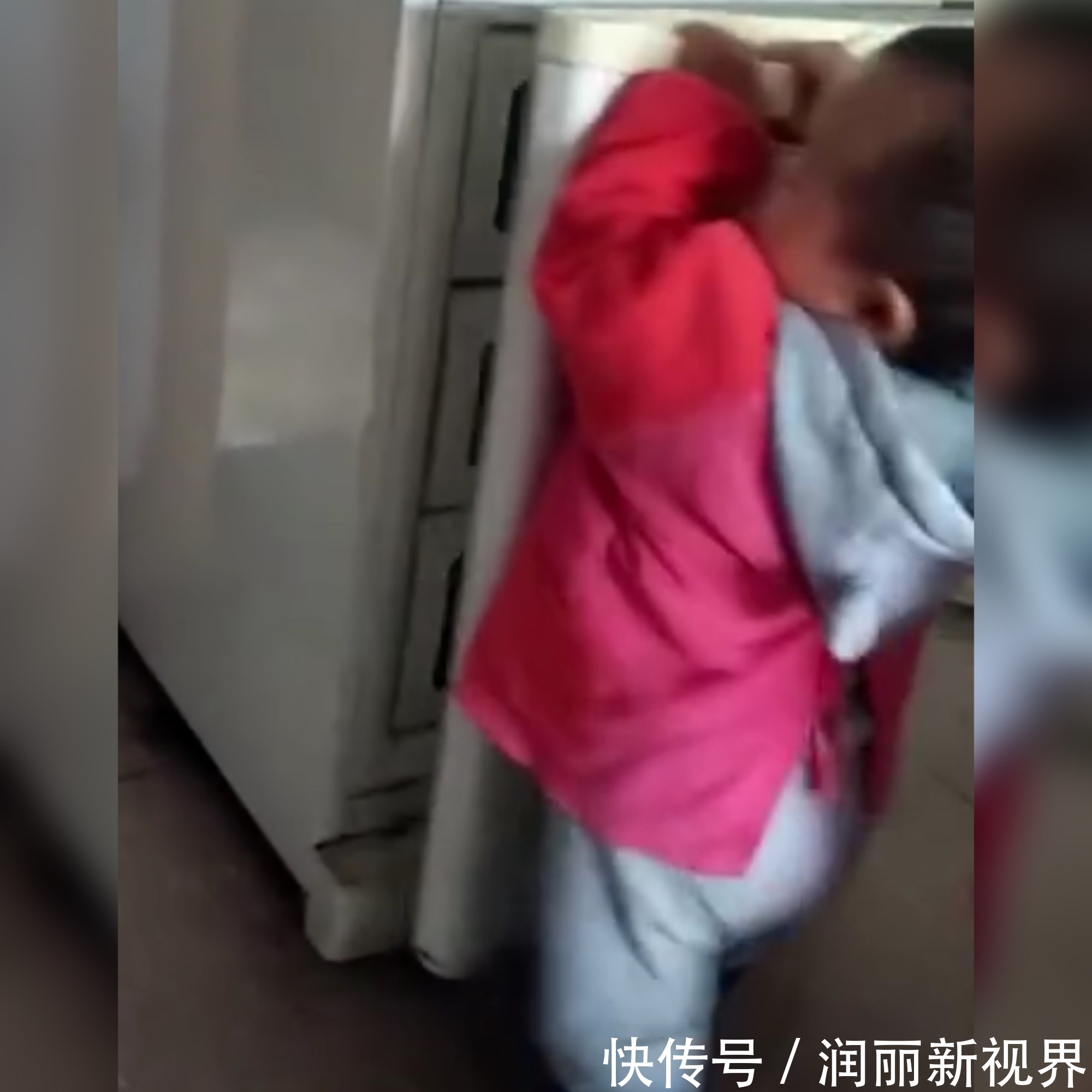走红|拥有“绝技”的萌娃因开冰箱走红,网友这招数也只有娃能想出来