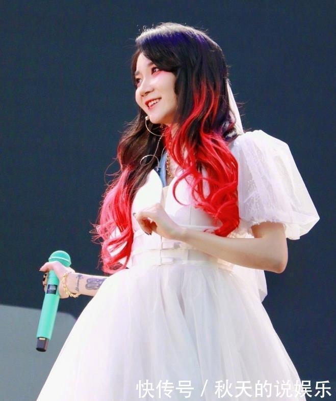 生图|乃万把头发染成红色,穿上洁白的婚纱,无滤镜生图曝光:一眼万年