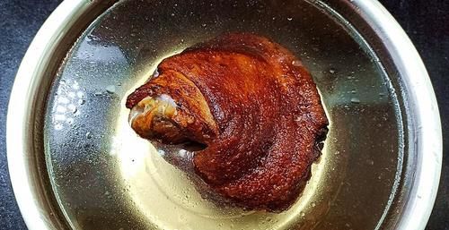 年夜饭“虎皮肘子”怎么做好吃？记住这2个诀窍，口感软烂味香
