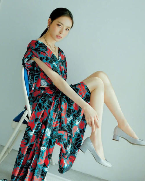 她是韩国“长腿女神”代表,身穿粉色西装裙出镜,更显皮肤白皙