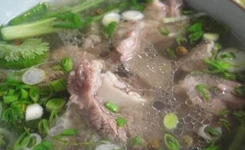羊肉|炖羊肉汤,别放太多料,只需2样,牢记4点,羊汤香浓又美味