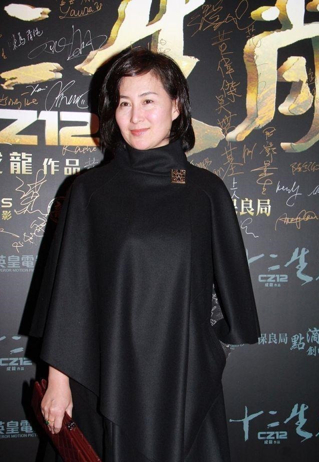 何超琼的贵族气质好浓郁,黑色斗篷裙配阔腿裤优雅端庄,时髦高级