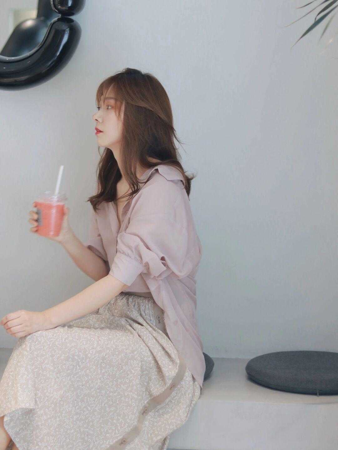 气质|日常穿搭小心机,紫色衬衫搭配半身裙提升品位,同时又能提升气质