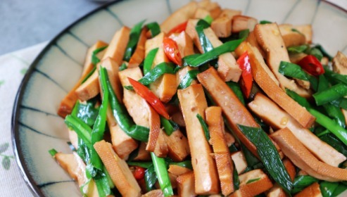 倒入|炒豆腐干时,直接下锅炒是不对的,多做这一步,炒出来柔嫩又入味