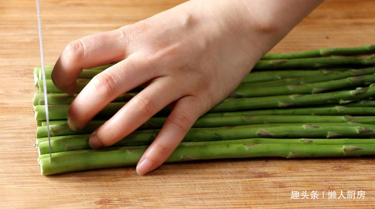 教你芦笋最简单的做法，一煮一淋两步搞定，口感脆嫩，营养不流失