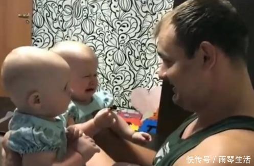 表情|爸爸剪掉长胡子戏弄宝宝，1岁双胞胎姐妹看到后，表情笑翻网友