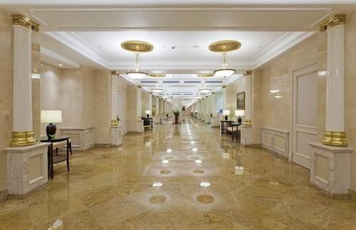 中年|世界上最好的酒店之一，由斯大林设计，还配备了9艘游艇