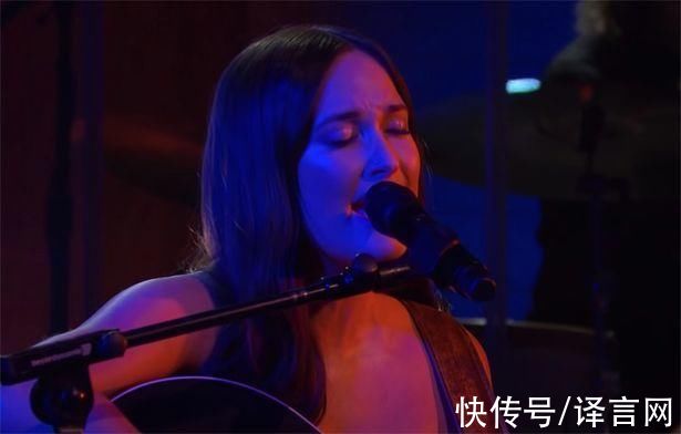 周六夜现场|美国女歌手现身《周六夜现场》，大胆赤身演出，只用吉他蔽体