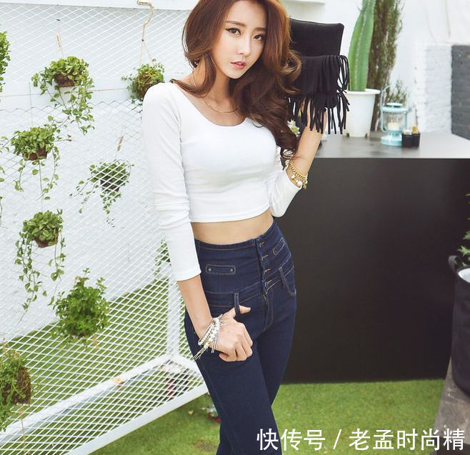 牛仔裤 街拍:牛仔裤小姐姐的搭配柔美娇俏,带来无限活力