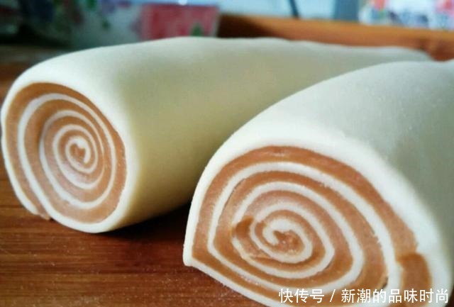 家里没零食了，我用面粉做了一大锅猫耳朵，儿子说比买的好吃