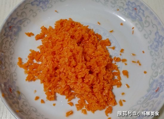萝卜|胡萝卜别再炒着吃了，试试这样做，又香又嫩，上桌就抢光