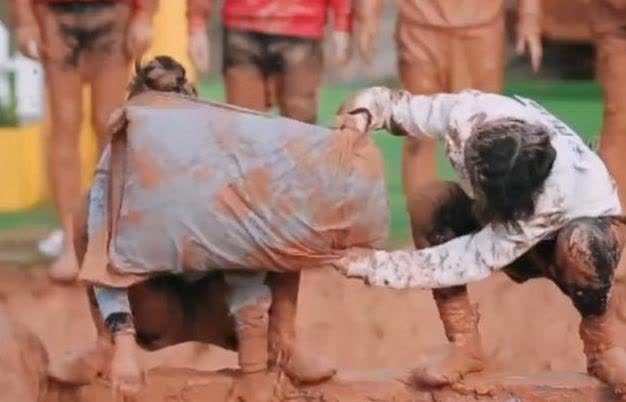 嘉宾 《跑男》泥潭游戏:baby2次被袭击正脸,宋雨琦满嘴都是泥