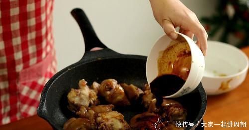 入味|炖猪蹄怎样能上色,只要加了这“三样”,猪蹄红润脱骨,软烂入味