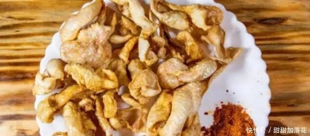 昆明藏在深巷里的小吃店,用掉瓷的搪瓷缸盛米线,不是饭点也满员