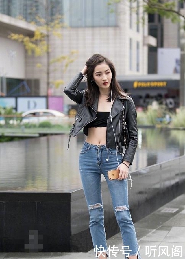 路人街拍,小姐姐穿了一条紫色吊带裙,展现出气质美