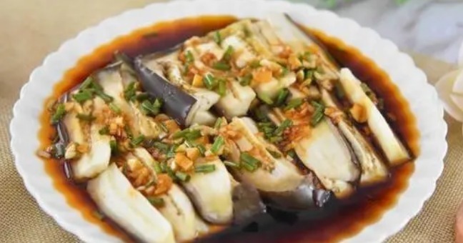 做蒸茄子，切开后不要直接蒸，学会1招，茄子不变色，好看又好吃