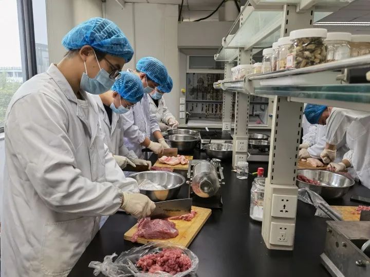  香肠|浙大学生上课时做香肠，老师：回家过年正好带上