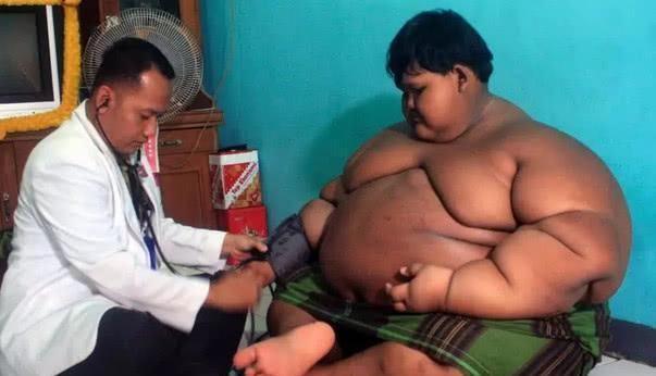 体重|10岁男孩“体重”竟重达423榜!两年后逆袭,场面十分惊艳