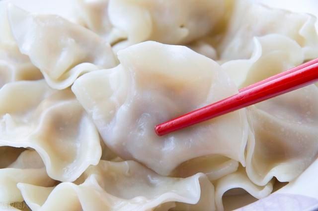饺子包好后，最忌讳直接放冰箱，教你一招，饺子不粘连不开裂