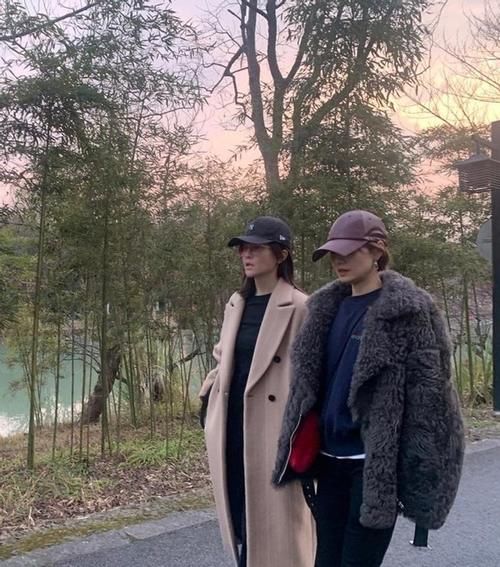 马伊琍终于换风格，穿灰色皮草混搭卫衣，时髦减龄又不失高级