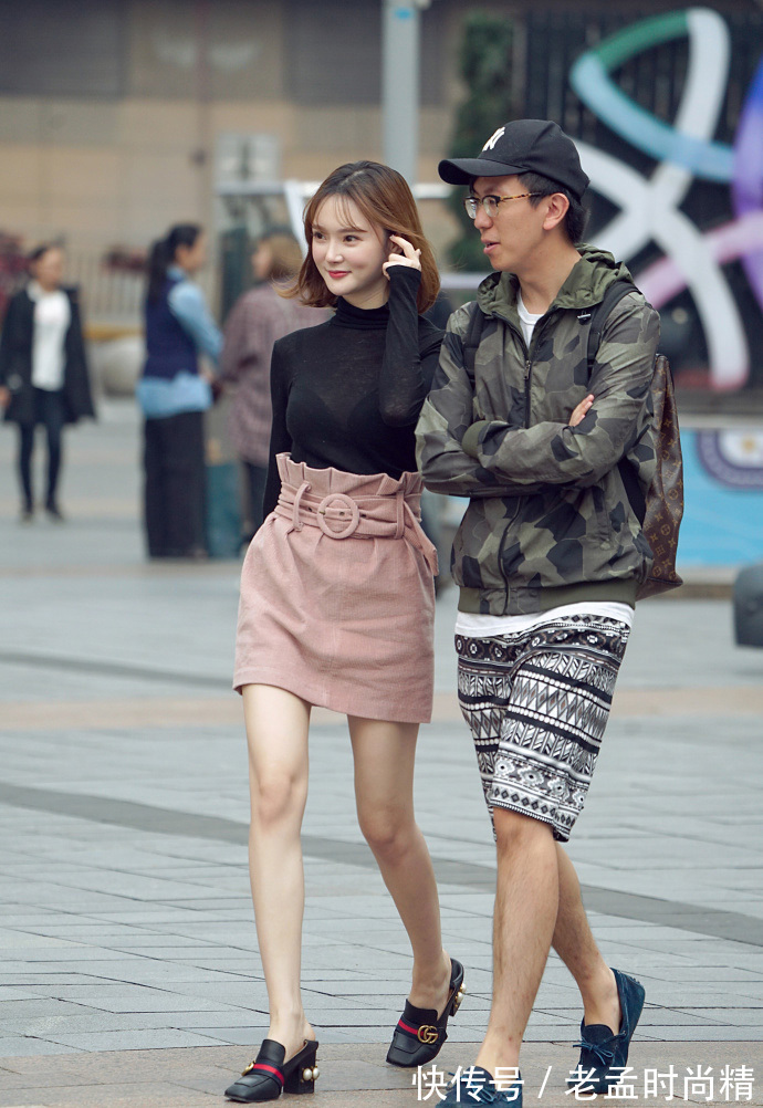 开衫|街拍,开衫毛衣内搭米色连衣裙,时髦又有女人味!