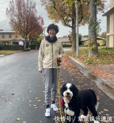 主教练|郎平61岁生日和女儿美国团聚,共进早餐有说有笑,牵爱犬散
