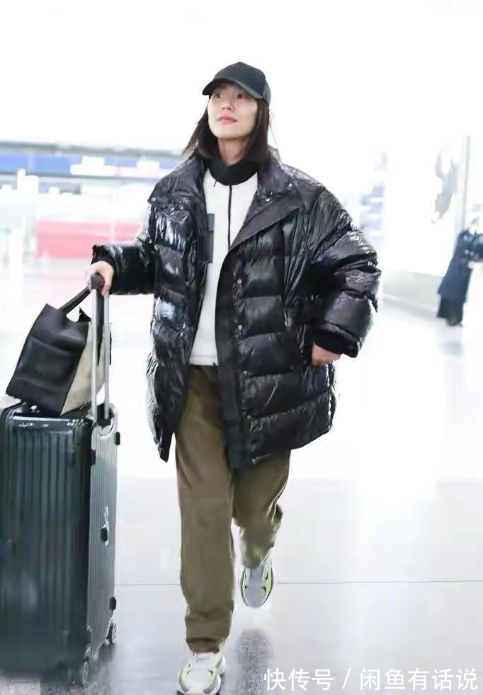 斜挎包|刘雯买菜也不低调,穿近3万羽绒服背1万8包,看着臃肿却不显胖