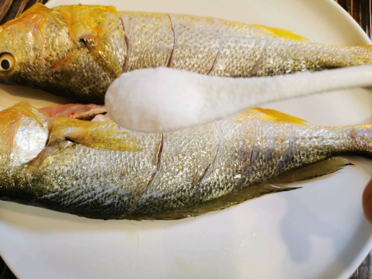 黄鱼|黄鱼这样做真鲜美，原汁原味，营养又健康，家人都爱吃
