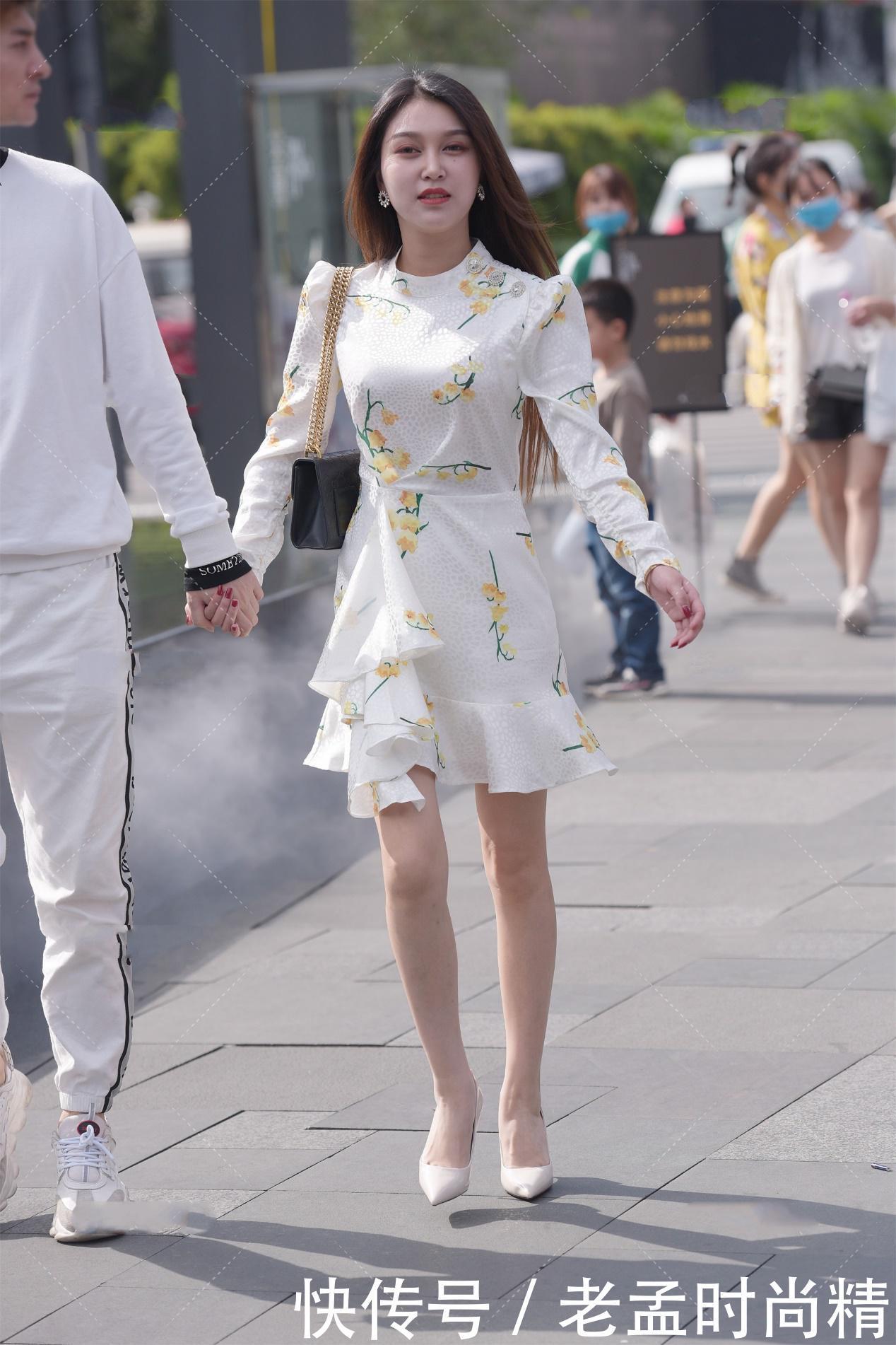 条裙子|街拍:平肩的裙子穿上气场很强大, 白色碎花的这种裙子穿上显高级