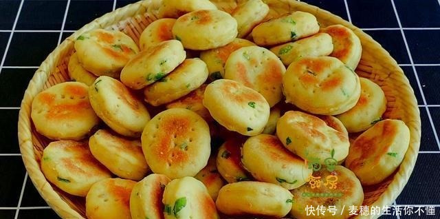想吃葱油饼干不用买,教你在家做,酥脆咸香,葱香浓郁特解馋!
