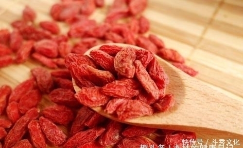 翻倍|枸杞不要再单单泡水了,加一物,养生效果翻倍,但很多人都不了解