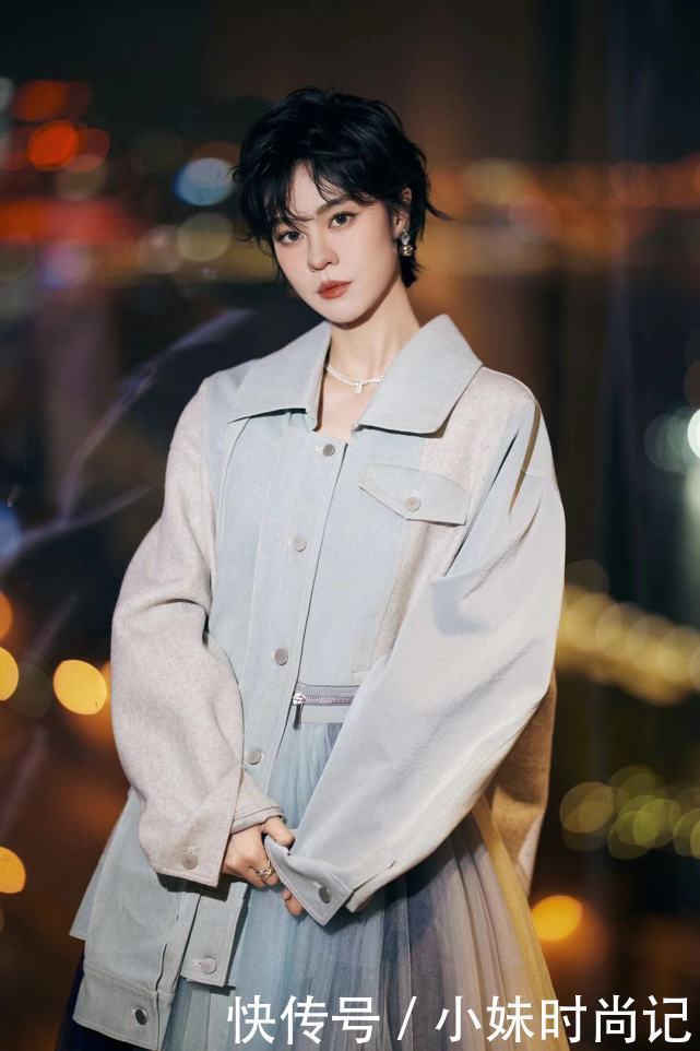 郁可唯穿上牛仔纱裙,可飒可甜,气质不一般