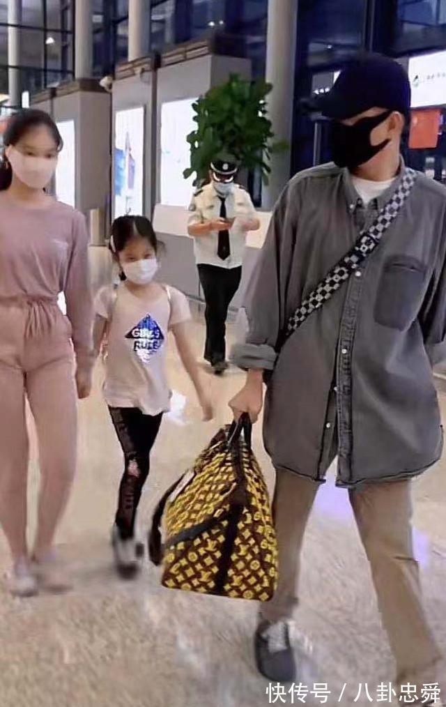 文章独自带俩女儿旅游,13岁文爱马牵着妹妹,身材高挑堪比明星
