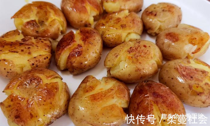 小土豆|这食材价格不贵,营养却很全面,简单一蒸一煎,当菜又当饭,真香