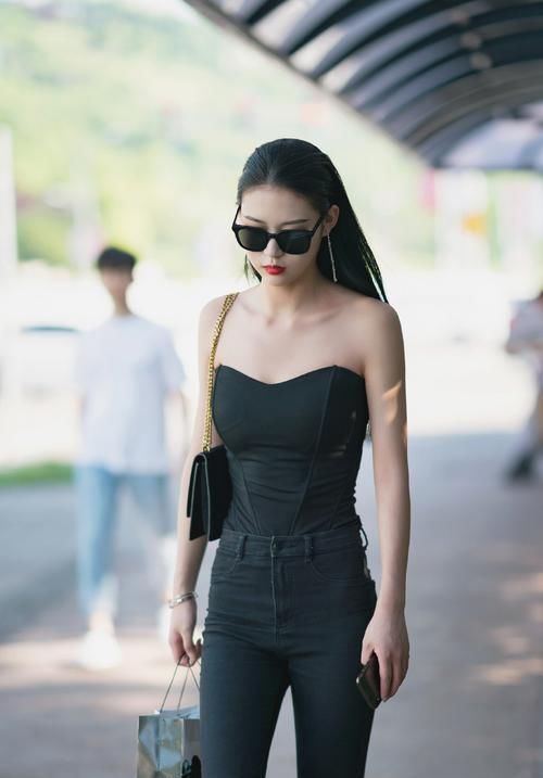 牛仔裤百搭耐看，让你轻松打造出想要的时尚美，清凉又个性