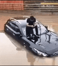 |搞笑GIF:撞衫不可怕 谁小谁尴尬