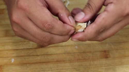 小机关|原来大蒜上还藏着小机关，一碰皮就脱落，今天才知道，太实用了