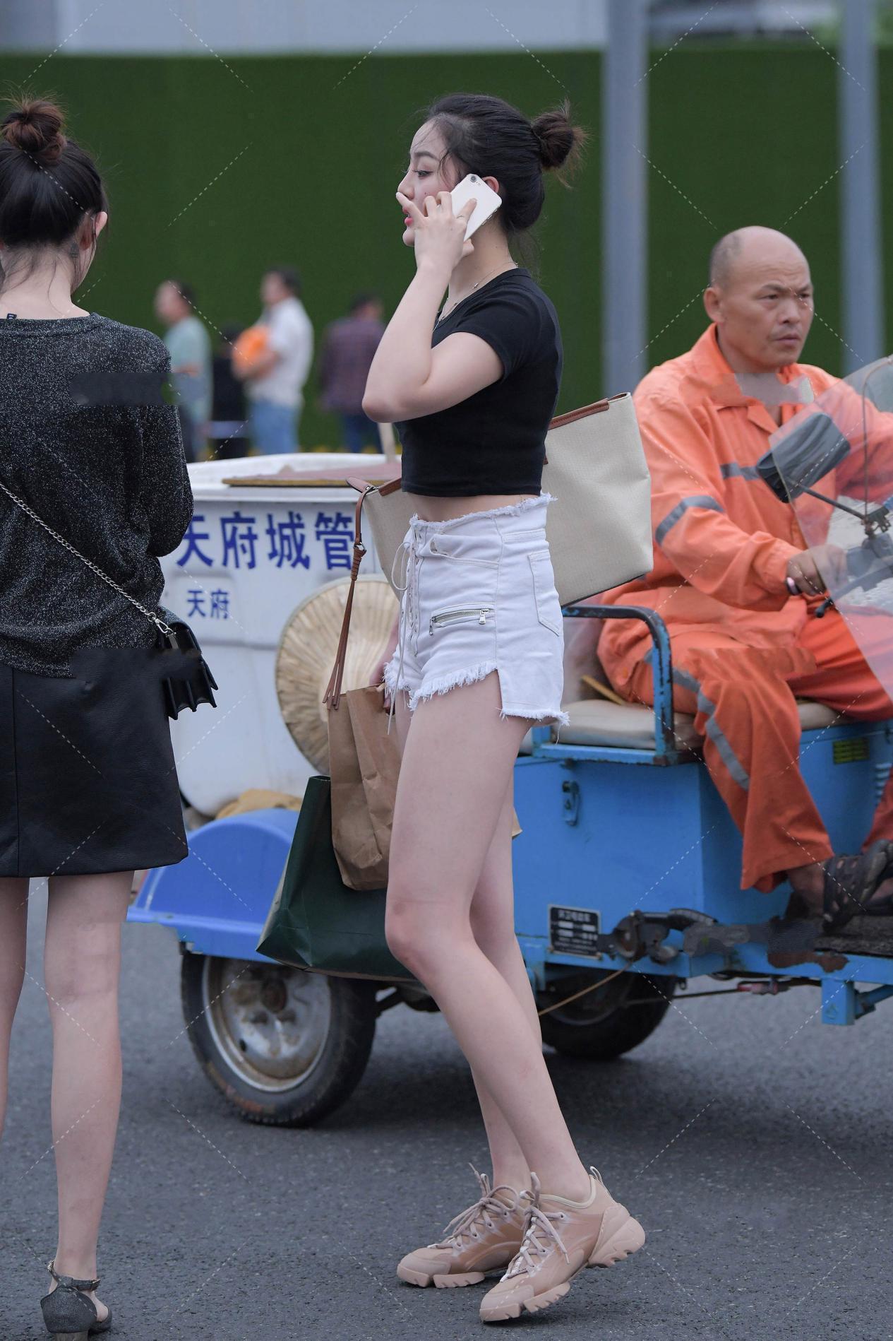 黑白配色|黑白配色衣服, 短袖搭配牛仔裤, 经典不过时