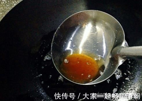 炒糖色时到底用水还是油?不懂的大厨教你一招,炒的糖色不苦不黑