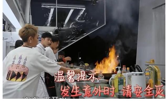 后厨|五个嘉宾都不会做菜，客人吃到生米线，难怪《中餐厅5》评分暴跌
