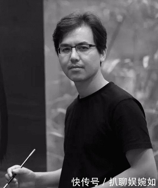 专家|他画“咬了半截”的草莓不过瘾,又画了个鱼头,专家:毫无美感!