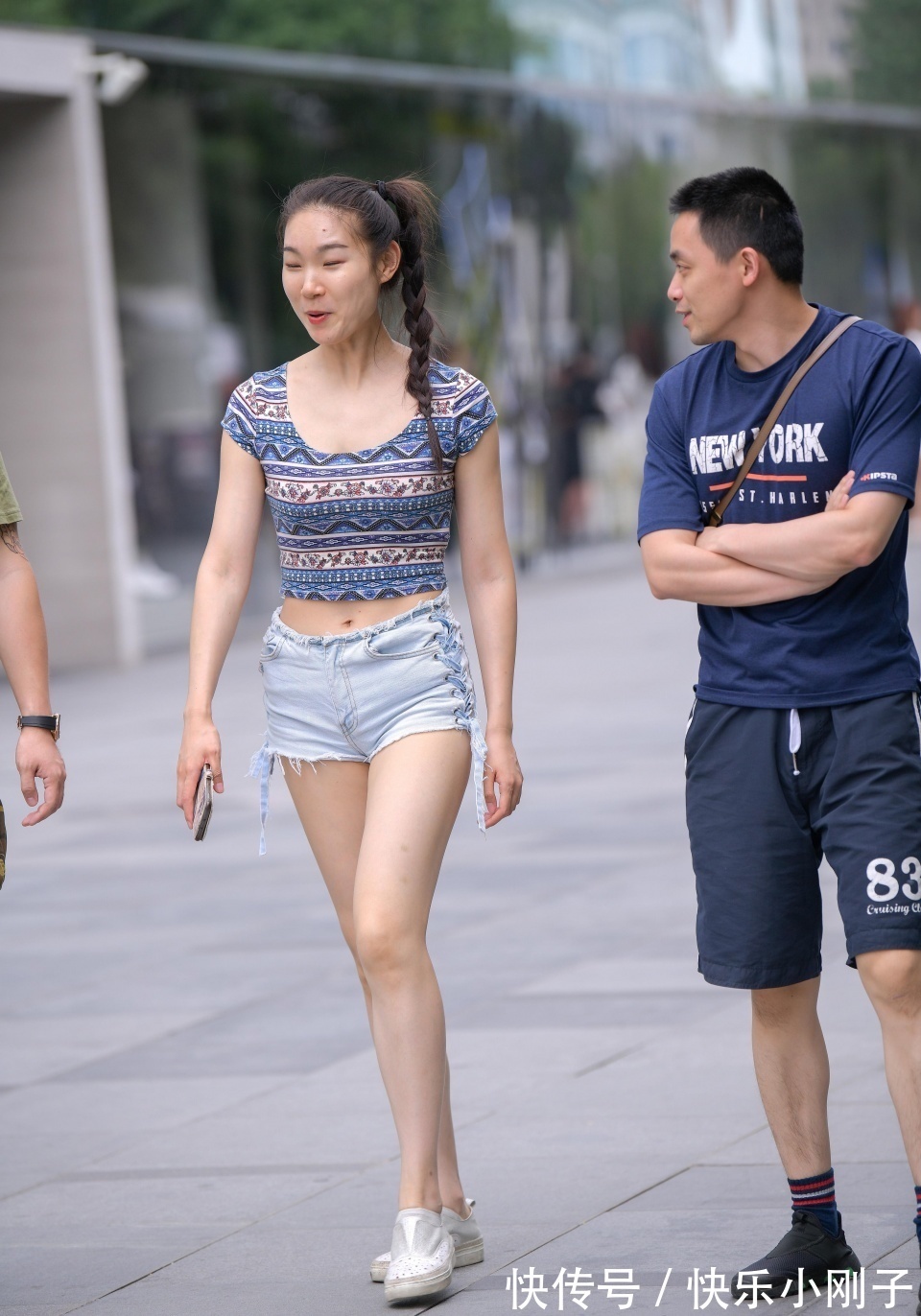 牛仔短裤|笑容灿烂的小姐姐，身穿有特色的短袖，搭配牛仔短裤，和朋友一起逛街显得很时尚