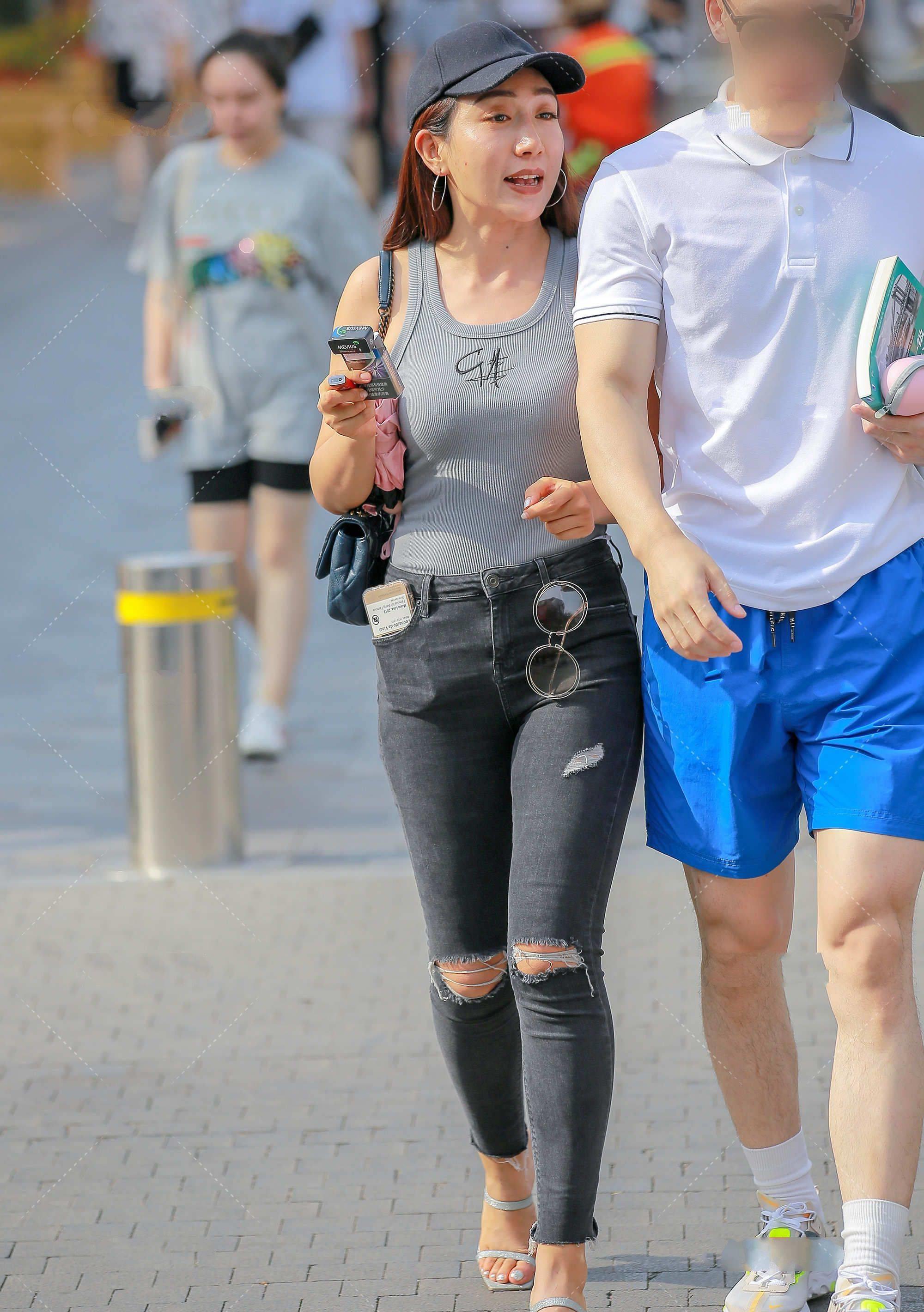 时尚|灰黑色搭配,中间色和冷调的结合,经典大方的同时还很时尚帅气