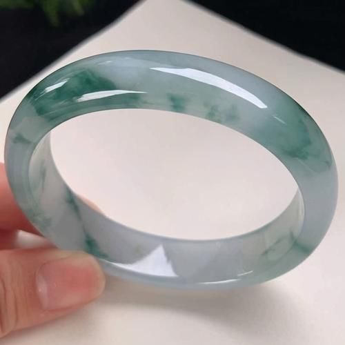 年轻的小姑娘适合戴啥手镯，可以看看我的意见